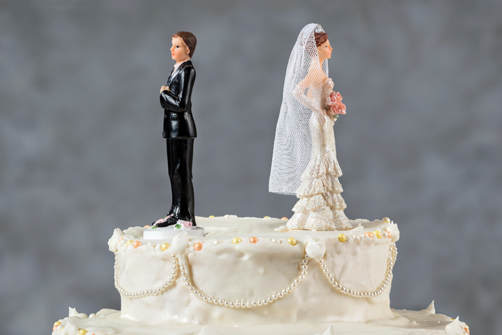 Wedding cake spouses turning their backs to each other for emerging problems